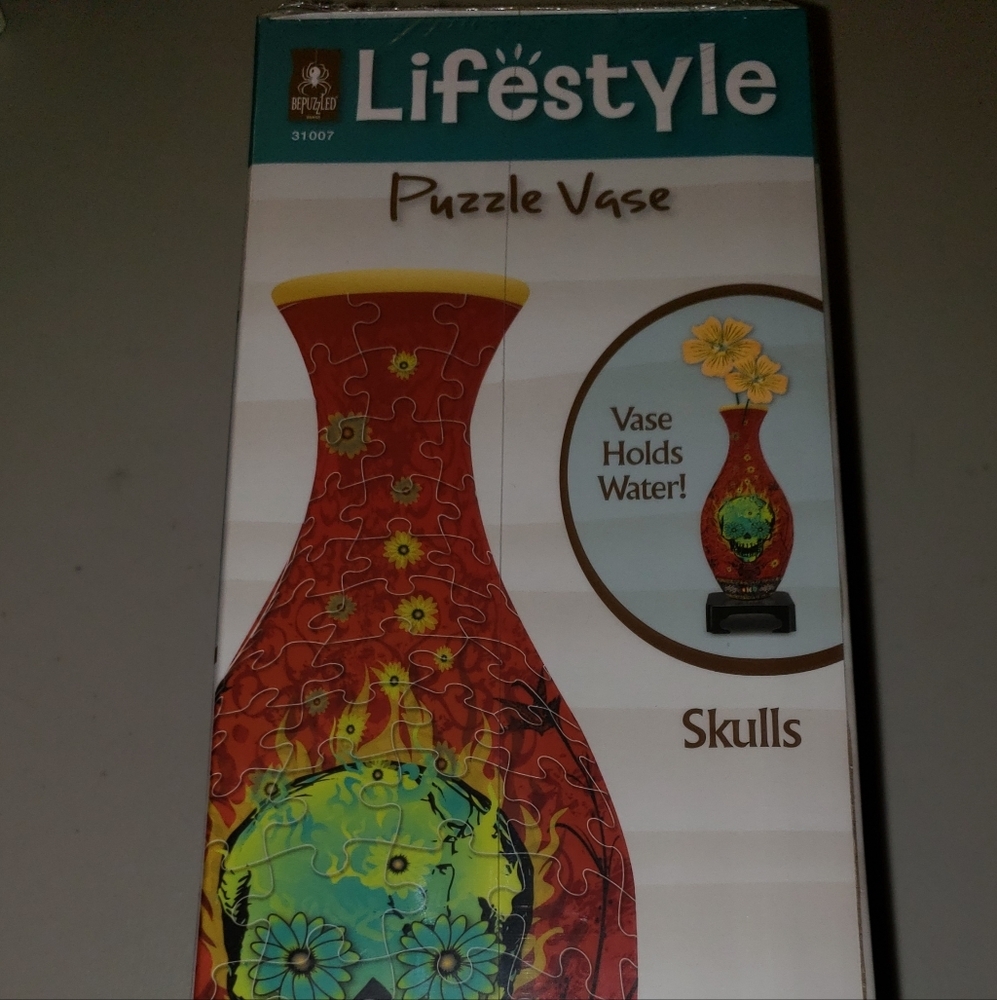 Bepuzzled Lifestyle Skull Puzzle Vase.